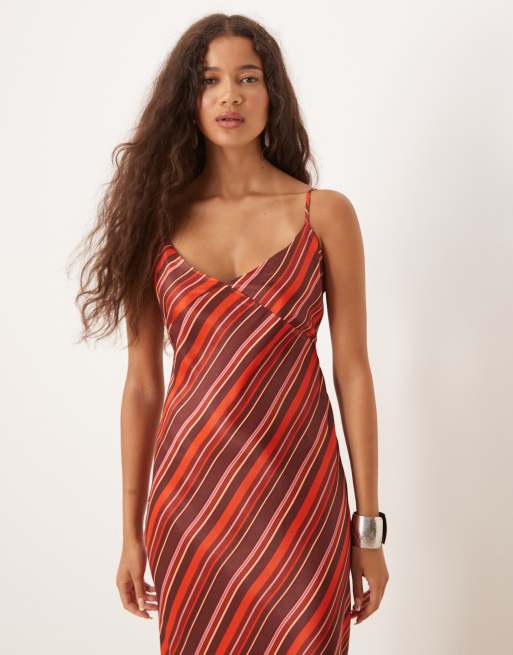 Vestido largo bermellón a rayas con lazada en la espalda de satén de ASOS DESIGN, 3 de 4