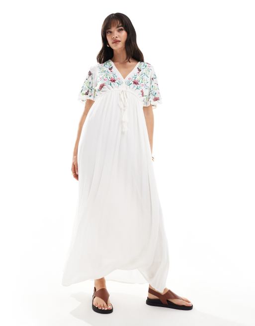 Vestido largo blanco con cuello de pico y diseño bordado de YAS