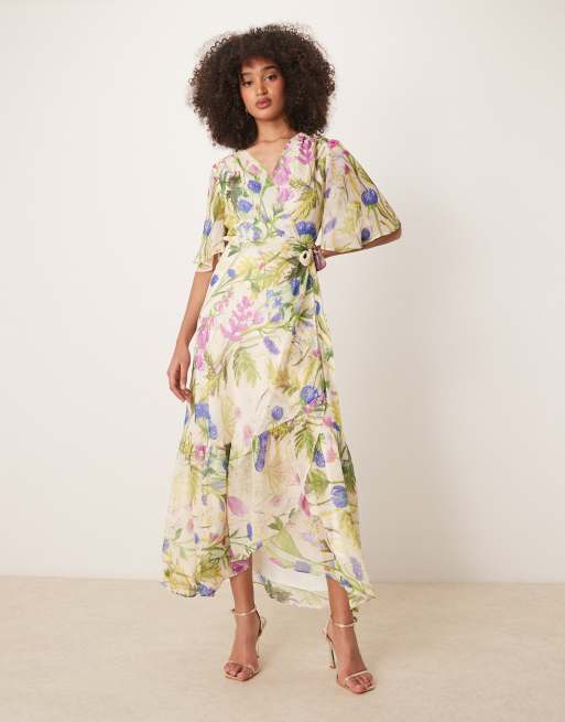 Vestido largo blanco cruzado con diseño estampado, lazada en la cintura y volante en las mangas de Hope & Ivy