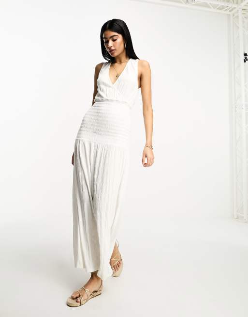 Vestido largo blanco hueso amplio con cuello de pico cintura fruncida y acabado rugoso de ASOS DESIGN