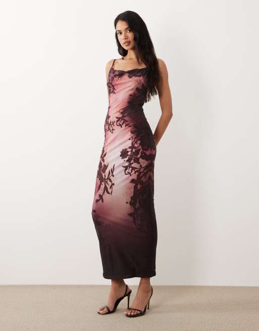 Vestido largo burdeos ajustado moldeador de tirantes con estampado floral vintage y espalda escotada de malla premium de Murci, 1 de 4