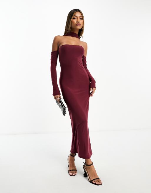 Vestido largo burdeos ajustado y ceñido con detalle de gargantilla de Kaiia
