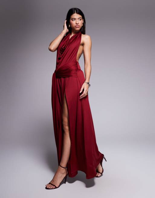 Vestido largo burdeos ceñido con cuello desbocado, espalda descubierta, detalle drapeado en la parte delantera y abertura hasta el muslo de Aria Cove