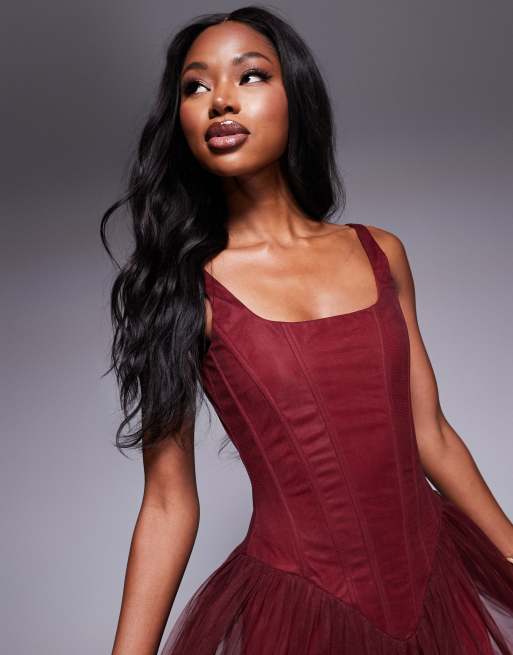 Vestido largo burdeos con cintura baja y cuerpo estilo corsé de