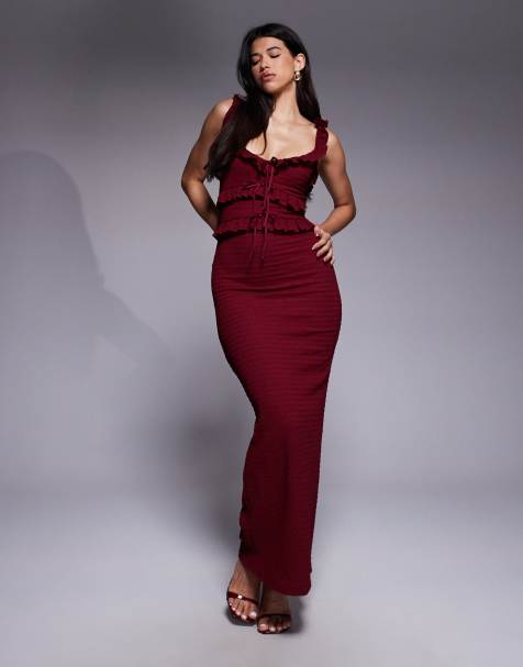 Vestido largo burdeos con espalda abierta, espalda abierta con cordones y detalle de volantes de tejido texturizado exclusivo de The Frolic - view 1