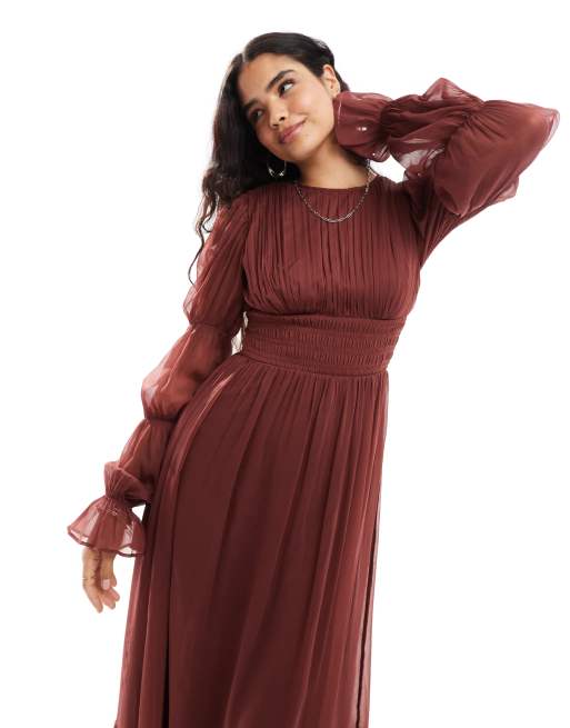 Vestido largo burdeos con mangas escalonadas estilo blusón y cinturilla fruncida de ASOS DESIGN, 2 de 4
