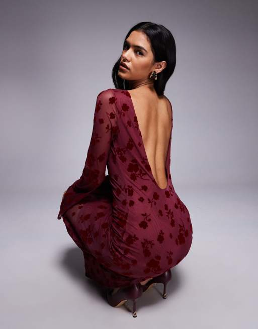 Vestido largo burdeos con patrón floral flocado y mangas acampanadas de ASOS DESIGN, 4 de 4