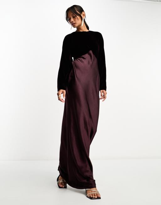 Vestido largo burdeos de corte al bies de satén con mangas murciélago y corpiño de terciopelo en contraste de ASOS DESIGN