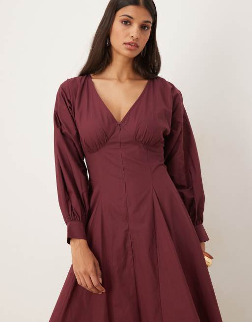 Vestido largo burdeos de manga larga con cuello de pico de popelina de ASOS DESIGN, 4 de 4