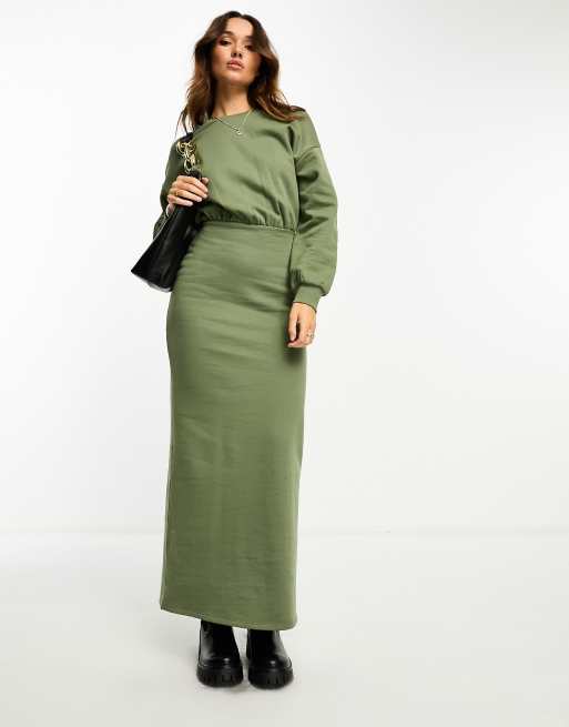 Vestido largo caqui con cuello redondo y mangas tipo blusón de canalé de ASOS DESIGN