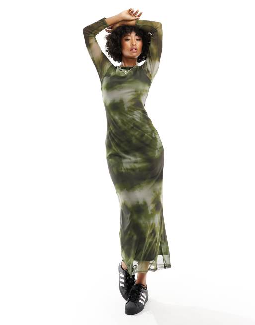 Vestido largo caqui con estampado difuminado de malla de ASOS DESIGN, 2 de 4