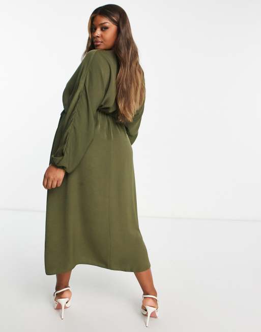 Vestido largo caqui con mangas murciélago y cinturilla elástica de ASOS DESIGN Curve, 2 de 4