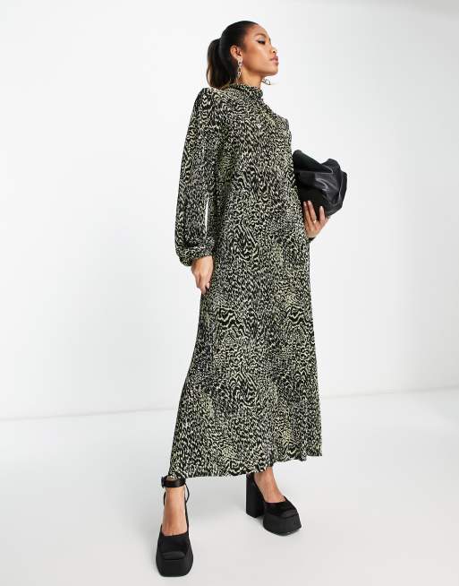 Vestido largo caqui plisado con cuello alto y estampado de leopardo de ASOS DESIGN, 2 de 4