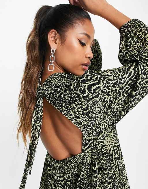 Vestido largo caqui plisado con cuello alto y estampado de leopardo de ASOS DESIGN, 3 de 4