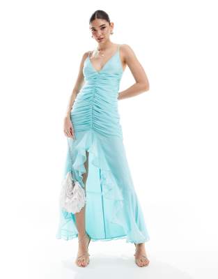 Vestido largo color aguamarina con parte delantera fruncida, bajo asimétrico y volante de ASOS DESIGN