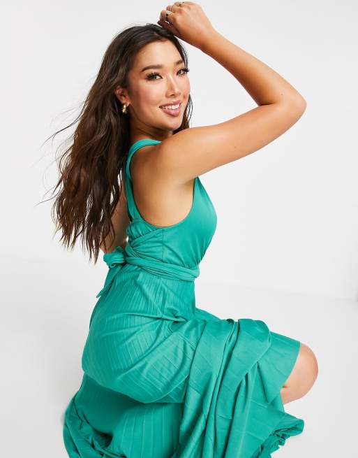 Vestido color aguamarina plisado y con cuello halter y tiras cruzadas con lazo en espalda de ASOS DESIGN | ASOS