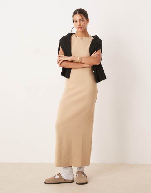 Vestido largo color avena de corte recto con mangas de casquillo de tejido muy suave de ASOS DESIGN