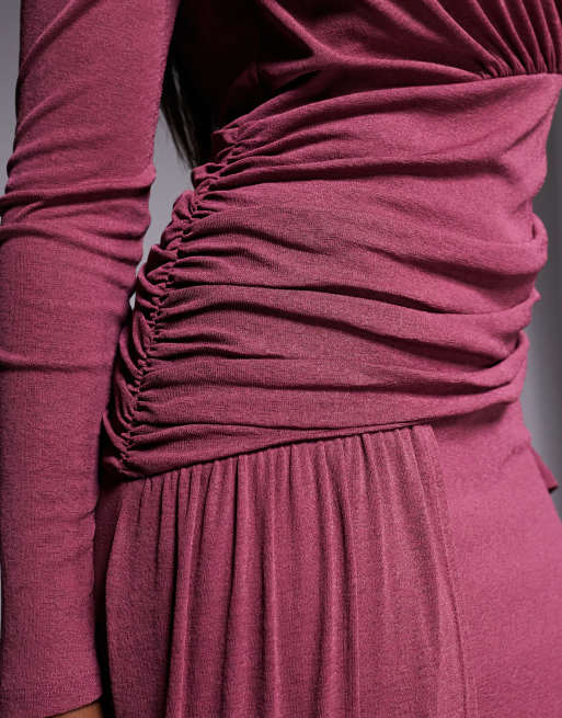Vestido largo color baya asimétrico de manga larga con detalle drapeado de Daska, 4 de 4