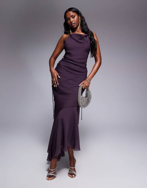 Vestido largo color berenjena con cuello desbocado, diseño de tiras en la espalda y detalle de costuras de tejido suave de ASOS DESIGN