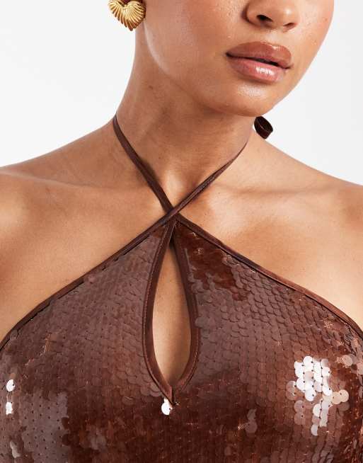 Vestido largo color bronce con cuello halter cruzado en la parte delantera de lentejuelas exclusivo de The Frolic, 2 de 4