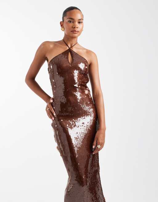 Vestido largo color bronce con cuello halter cruzado en la parte delantera de lentejuelas exclusivo de The Frolic, 4 de 4