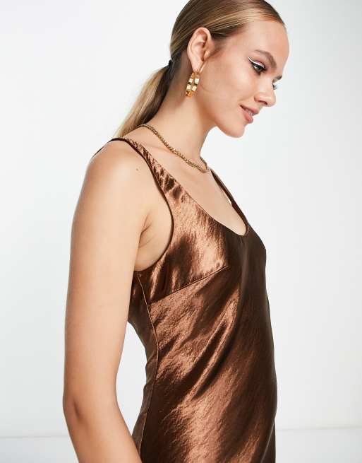 Vestido largo color chocolate con espalda escotada y abertura de ASOS DESIGN, 3 de 4