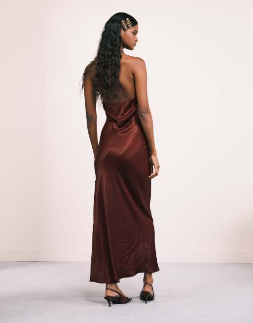 Vestido largo color ciruela de corte al bies con cuello halter de satén de ASOS DESIGN, 4 de 4
