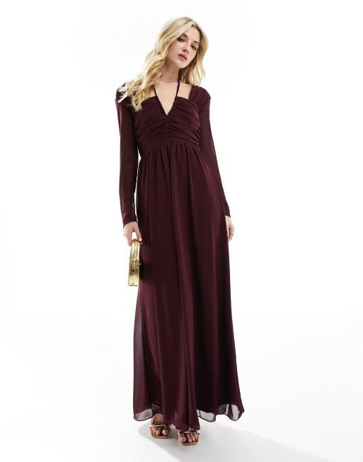 Vestido largo color ciruela de manga larga con cuello halter y detalles de aberturas de TFNC 