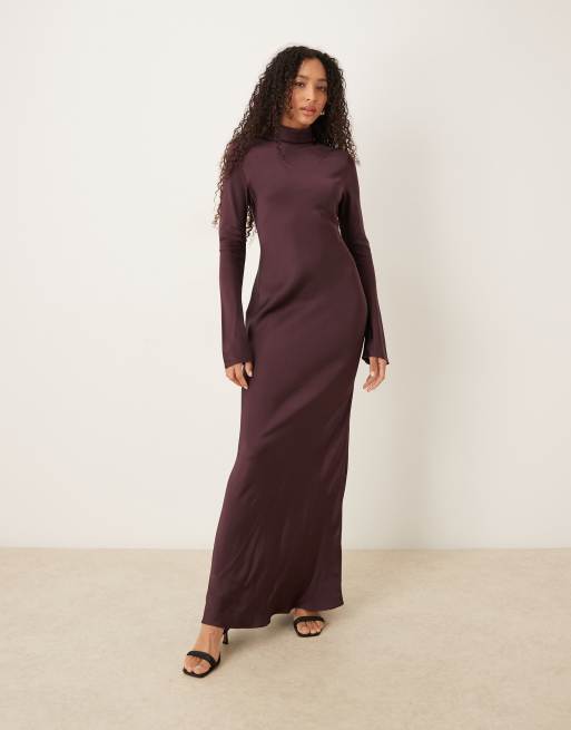 Vestido largo color ciruela oscuro de corte al bies con cuello alto de satén de la colección cápsula de Mango