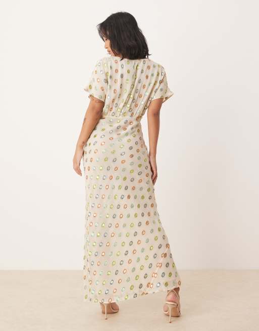 Vestido largo color crema con estampado multicolor y dorado metalizado de Never Fully Dressed Petite, 3 de 4