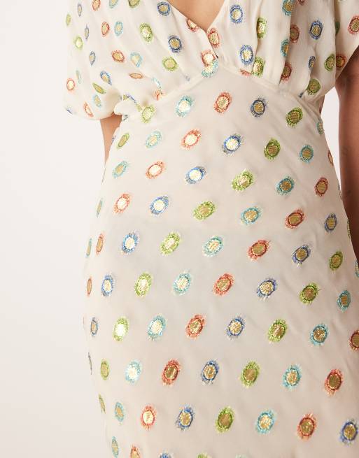 Vestido largo color crema con estampado multicolor y dorado metalizado de Never Fully Dressed Petite, 4 de 4