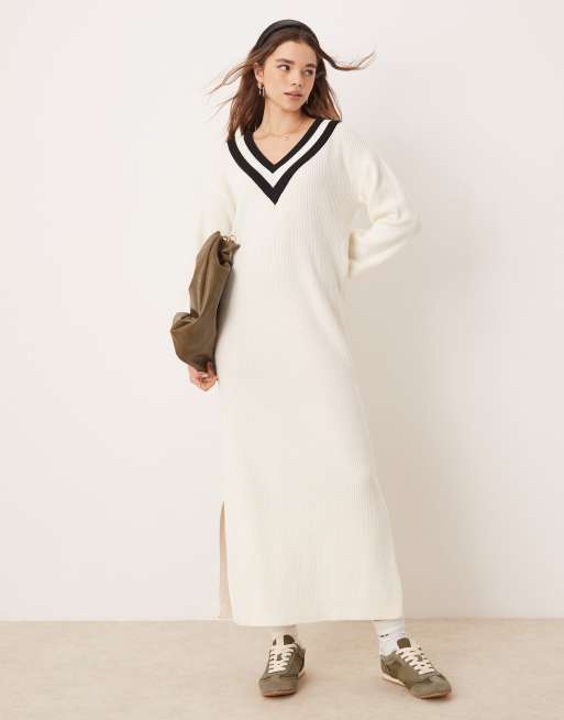 Vestido largo color crema de estilo críquet con cuello de pico de punto supersuave de YAS