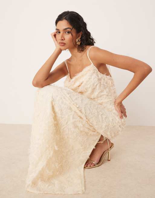 Vestido largo color crema de tirantes con cuello desbocado de tejido texturizado de VILA, 2 de 4