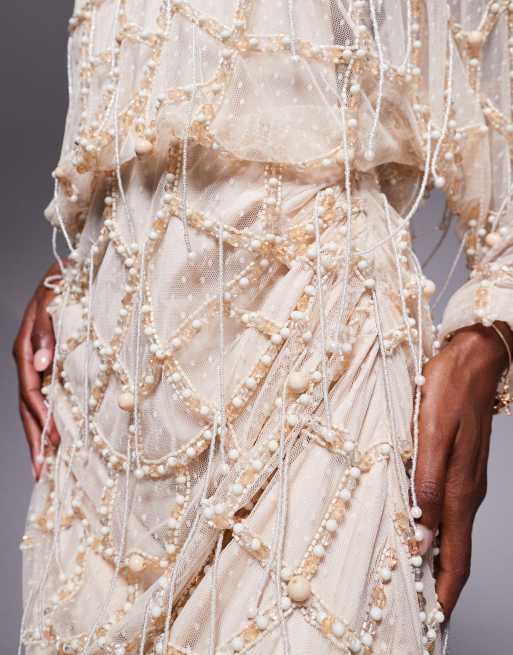 Vestido largo color crema drapeado con diseño adornado con perlas y flecos de ASOS DESIGN, 2 de 4