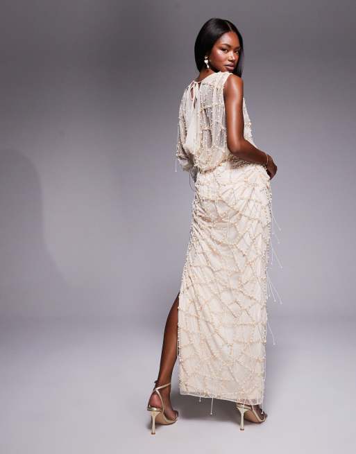 Vestido largo color crema drapeado con diseño adornado con perlas y flecos de ASOS DESIGN, 3 de 4