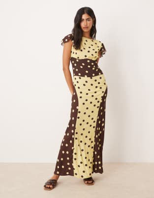 Vestido largo color crema y marrón chocolate con diseño color block, estampado de lunares, cuello barco, mangas ángel y detalle moldeado de ASOS DESIGN