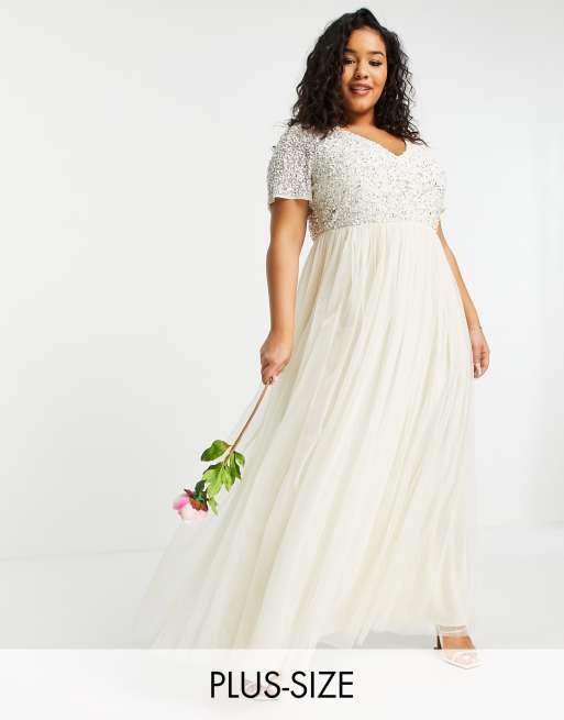 Vestido largo color crudo de tul con cuello de pico y diseño de lentejuelas delicadas a tono de Maya Plus