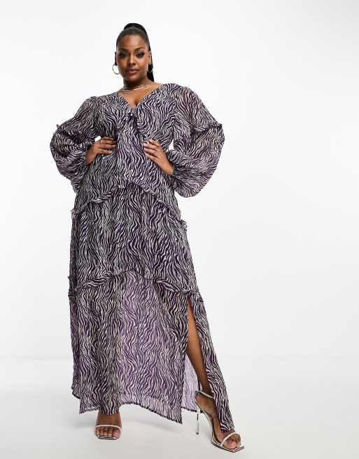 Vestido largo color lirio escalonado con volantes de Pretty Lavish Curve
