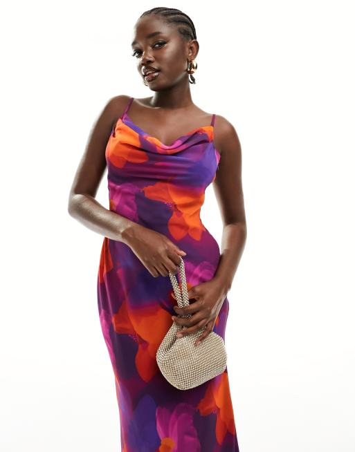 Vestido largo color lirio multicolor con cuello desbocado Keisha de Pretty Lavish