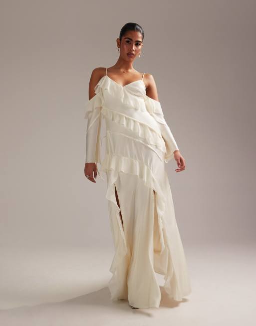 Vestido largo color marfil con hombro descubierto y volantes de mezcla de satén y chifón de ASOS DESIGN