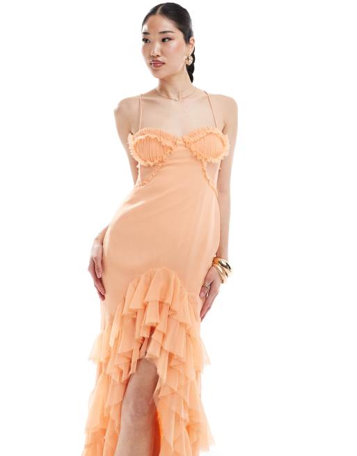 Vestido largo color melocotón con diseño de paneles, bordes sin rematar, bajo asimétrico de volantes y detalle estilo corsé de ASOS DESIGN
