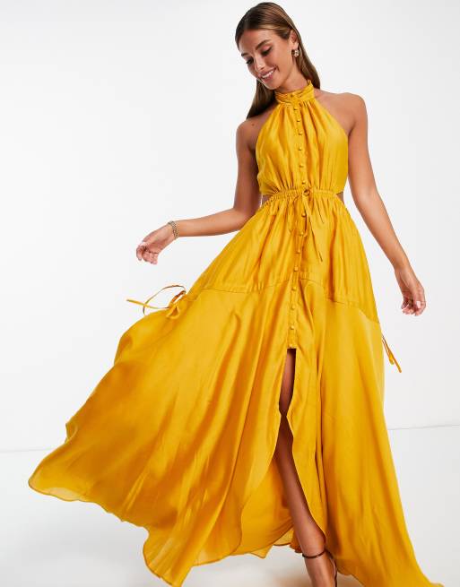 Vestido largo color mostaza abotonado con cuello halter y falda escalonada de ASOS DESIGN