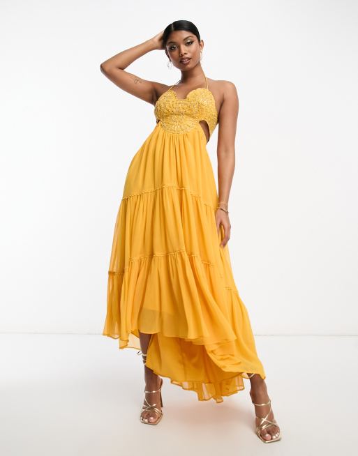 Vestido largo color mostaza con cuerpo adornado diseno escalonado bajo asimetrico y espalda al aire de ASOS DESIGN