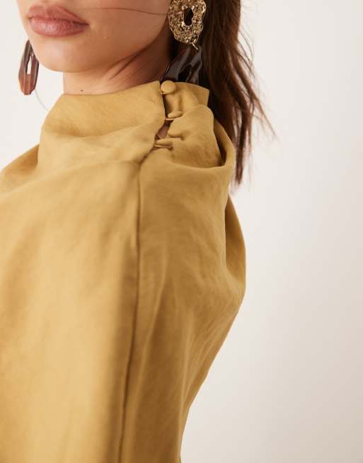 Vestido largo color ocre con cuello alto y cuerpo drapeado estilo capa de ASOS DESIGN, 3 de 4