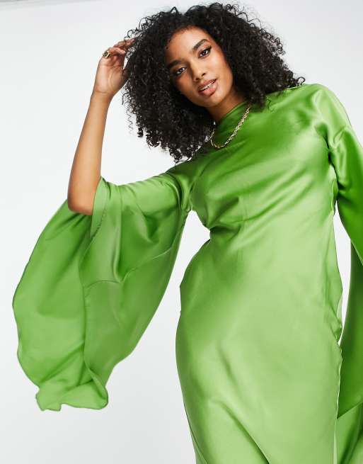Vestido largo color oliva con mangas muy drapeadas y espalda abierta de satén de ASOS DESIGN, 4 de 4