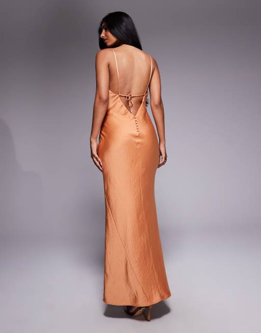 Vestido largo color óxido con detalle de botones y espalda de pico de TFNC, 2 de 4