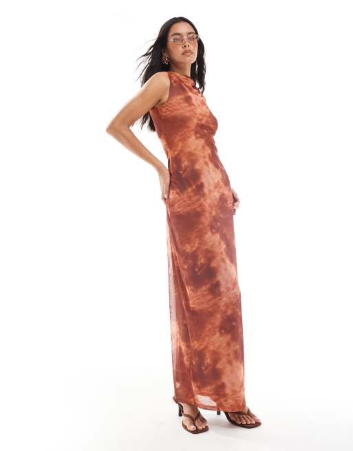 Vestido largo color óxido con estampado difuminado y cuello alto drapeado de 4th & Reckless, 2 de 4