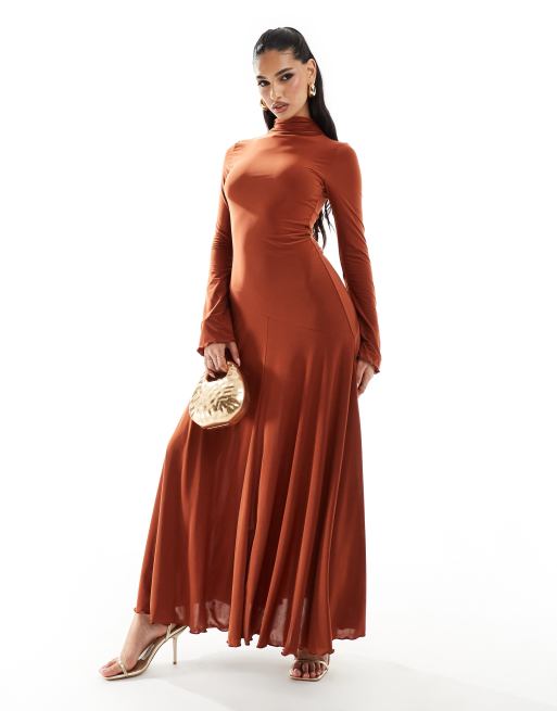 Vestido largo color óxido de manga larga y corte evasé con cuello alto de ASOS DESIGN