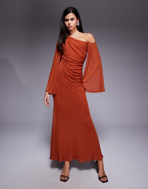 Vestido largo color óxido drapeado con hombro caído y mangas anchas de ASOS DESIGN, 3 de 4