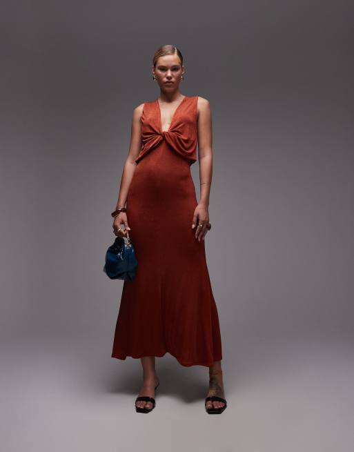 Vestido largo color óxido escotado con detalle retorcido y drapeado en la parte delantera de ASOS DESIGN